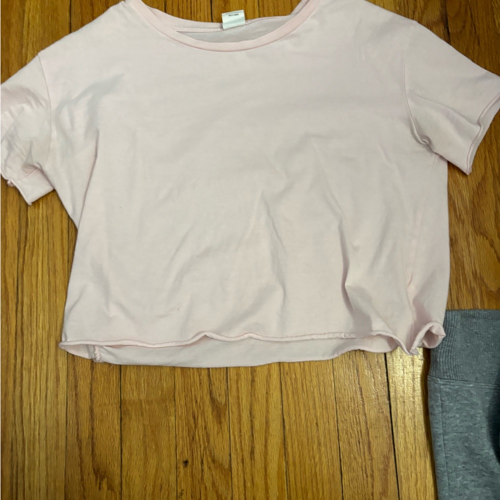 Basic cropped baby pink tee